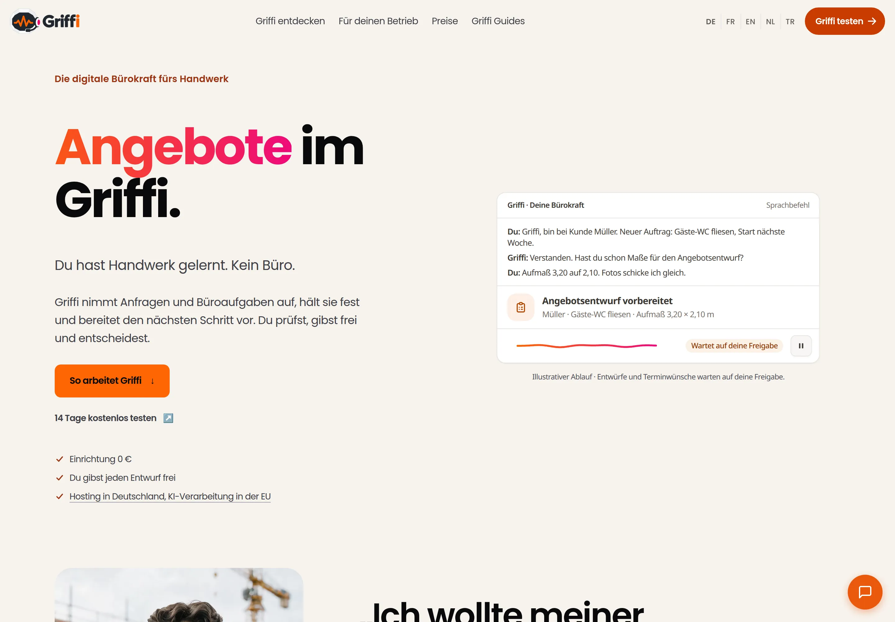 Startseite von griffi.ai auf dem Desktop: Überschrift „Angebote im Griffi.“ mit farbig hervorgehobenem Wort, darunter „Du hast Handwerk gelernt. Kein Büro.“ und eine kleine Griffi-Arbeitsansicht mit vorbereitetem Angebotsentwurf.