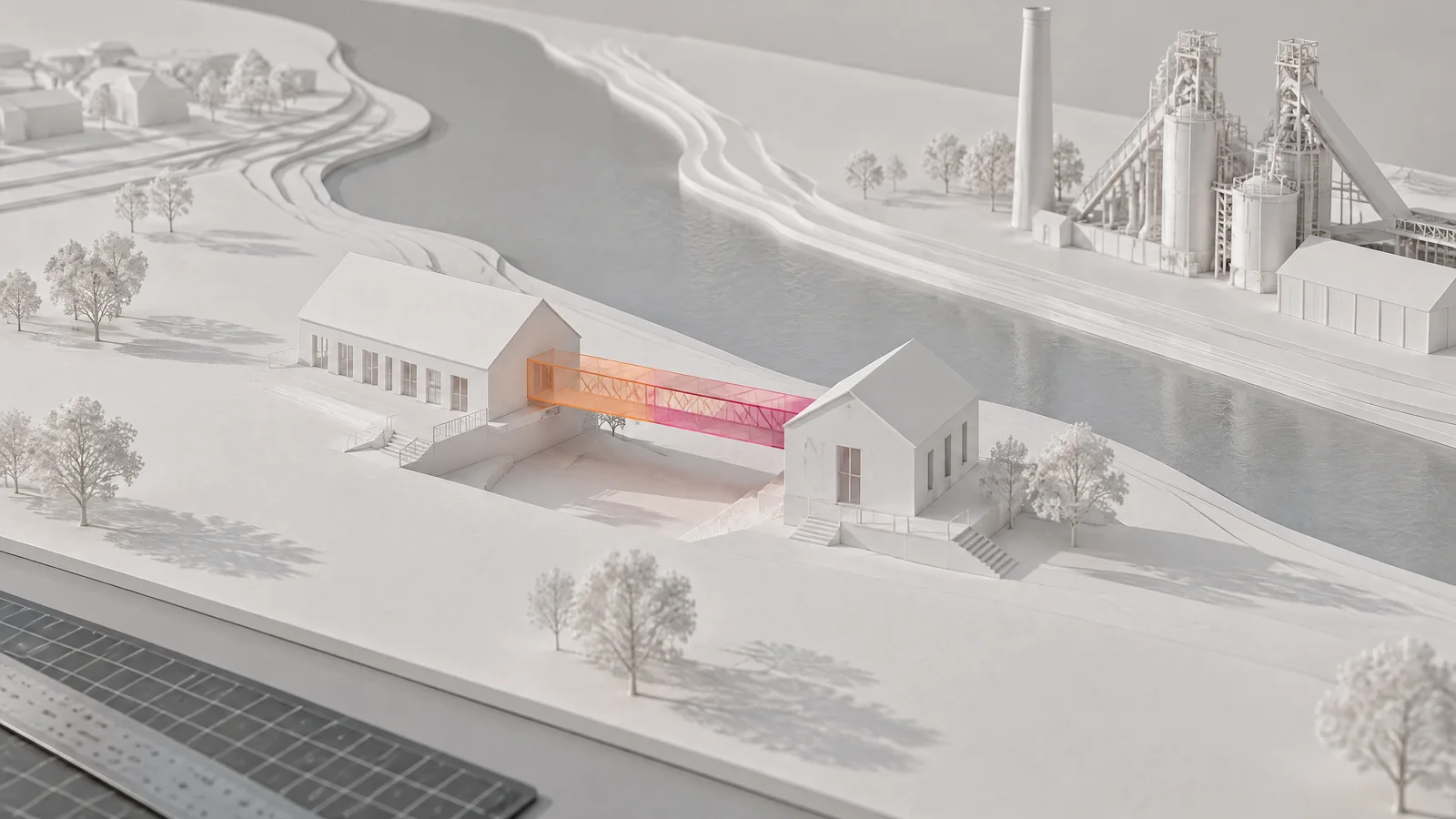 Weißes Landschaftsmodell mit Flussschleife und Hüttensilhouette, zwei Gebäudeblöcke verbunden durch eine orange-magenta Brücke als Schnittstelle
