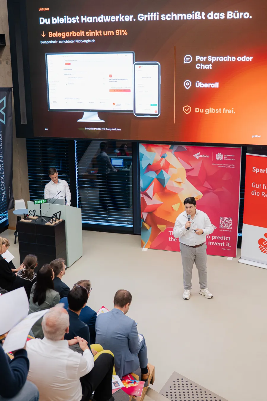 Tarik Ermis spricht beim Demo Day 2026 des Startup Launchpad an der Universität des Saarlandes vor Publikum