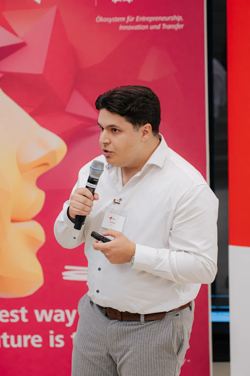 Tarik Ermis spricht beim Demo Day 2026 des Startup Launchpad ins Mikrofon