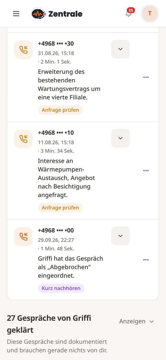 Griffi Zentrale auf dem Handy: Anrufliste, oben der neue Anruf „Erweiterung des bestehenden Wartungsvertrags um eine vierte Filiale“ mit dem Hinweis „Anfrage prüfen“, Telefonnummern maskiert